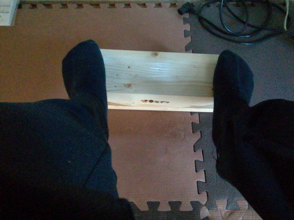 私が実際に「あしふみ健幸ライフ」を使ってみた感想としては最初の5分くらいはちょっとなれなかったです。 どうやったら動くのかどうやって身を委ねたら良いのかわからずいました。 でも、10分も経つ頃には足を置くだけで